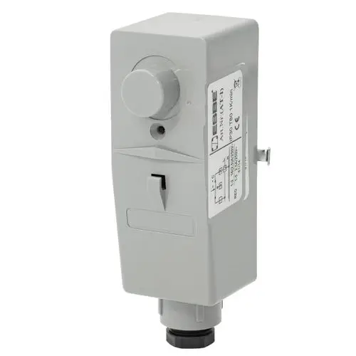 Anlegethermostat in grauem Gehäuse von ESBE mit Einstellknopf, Anzeigen für Temperatur und Anschlussmöglichkeiten an der Unterseite.